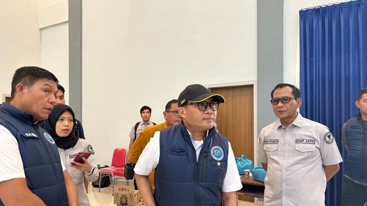 Badan Narkotika Nasional (BNN) Kepri menyelidiki penyelundupan 1,2 ton kokain dan 795 kg sabu yang digagalkan TNI AL, termasuk asal-usul, tujuan, dan jaringan yang terlibat.