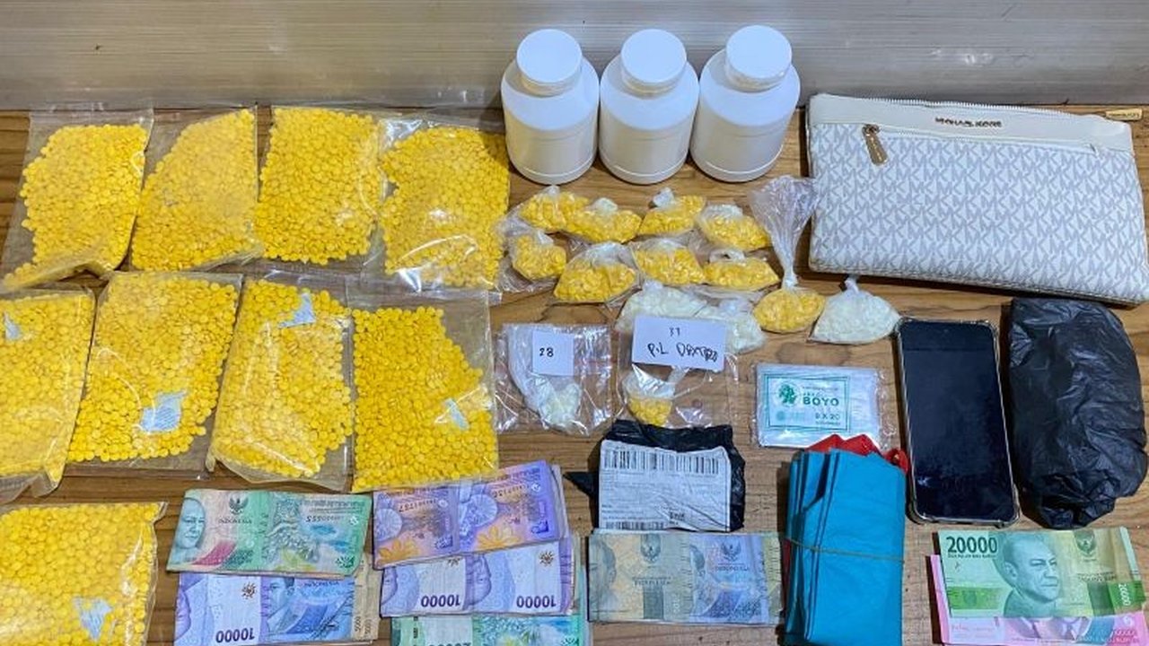 Satresnarkoba Polres Situbondo menangkap residivis pengedar 13.061 obat keras berbahaya jenis dextro dan trex, terancam hukuman 15 tahun penjara.