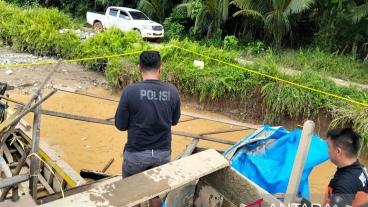 Polres Solok Selatan menyita kapal lanting yang digunakan untuk penambangan ilegal di Jorong Pulau Karam, Nagari Lubuk Ulang Aling, dan memberikan peringatan keras terhadap praktik ilegal tersebut.