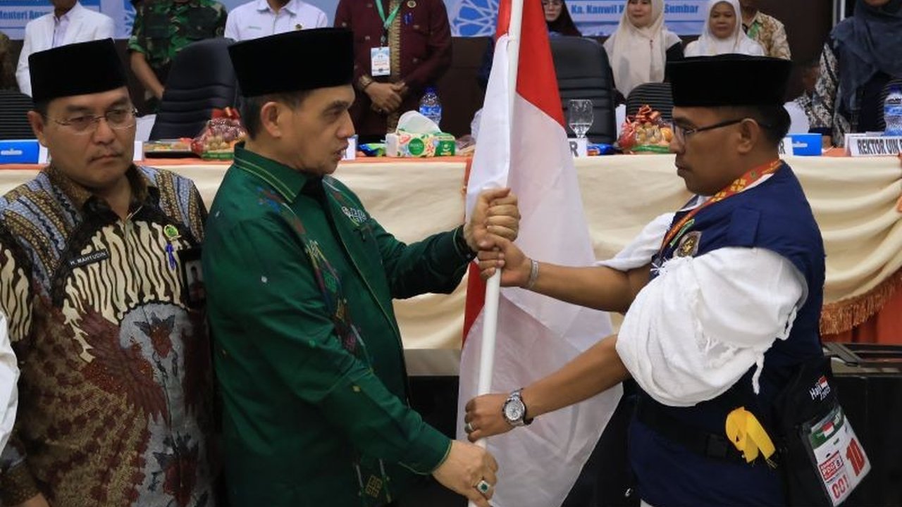 Wamenag RI memuji perhatian serius Presiden Prabowo Subianto terhadap jamaah haji Indonesia, ditandai dengan penurunan biaya haji, rencana pembangunan Kampung Haji, dan pengurangan durasi perjalanan haji.