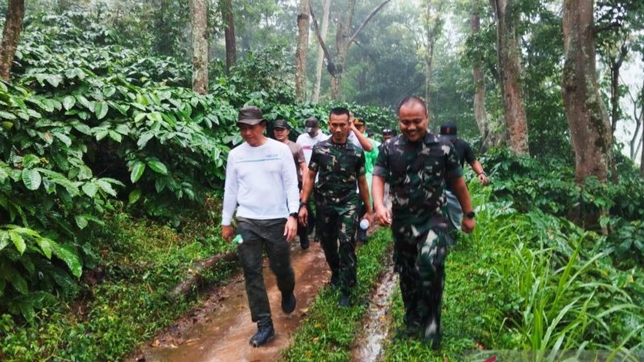 Bupati Kudus bersama Dandim 0722/Kudus jalan kaki 11 kilometer meninjau jalur pegunungan untuk rencana pembangunan akses jalan baru yang menghubungkan tiga desa di Kudus.