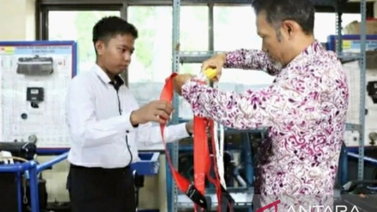 Dinas Tenaga Kerja dan Transmigrasi Karawang berkolaborasi dengan Polban untuk meningkatkan kualitas pelatihan di BLK, menghasilkan lulusan siap kerja dan kompetitif di industri.