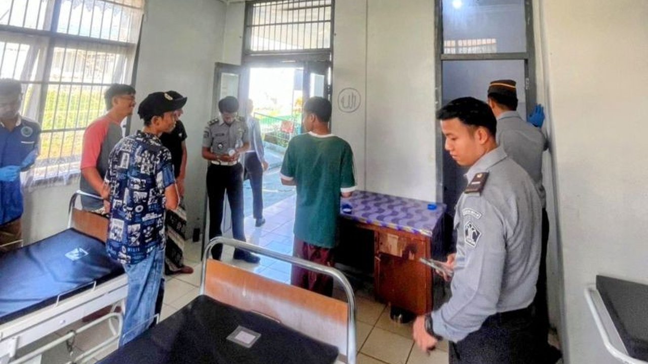 Lembaga Pemasyarakatan Bukittinggi Sumatera Barat melakukan tes urine secara rutin dan acak kepada 20 warga binaan dengan hasil negatif narkoba, sebagai upaya mendukung program zero narkoba Kemenkumham.