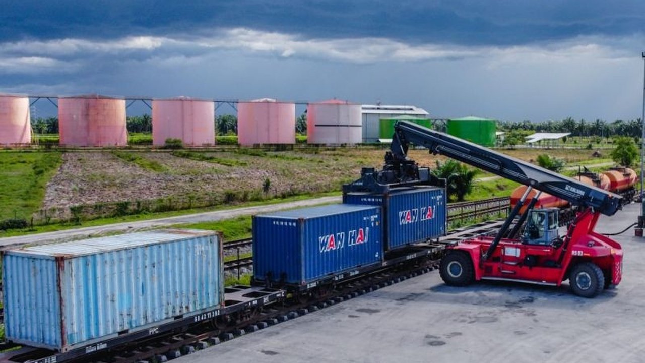 PT Kereta Api Indonesia (KAI) meningkatkan konektivitas di Sumatera Utara melalui layanan penumpang dan barang,  mendukung mobilitas masyarakat dan efisiensi logistik serta pertumbuhan ekonomi regional.