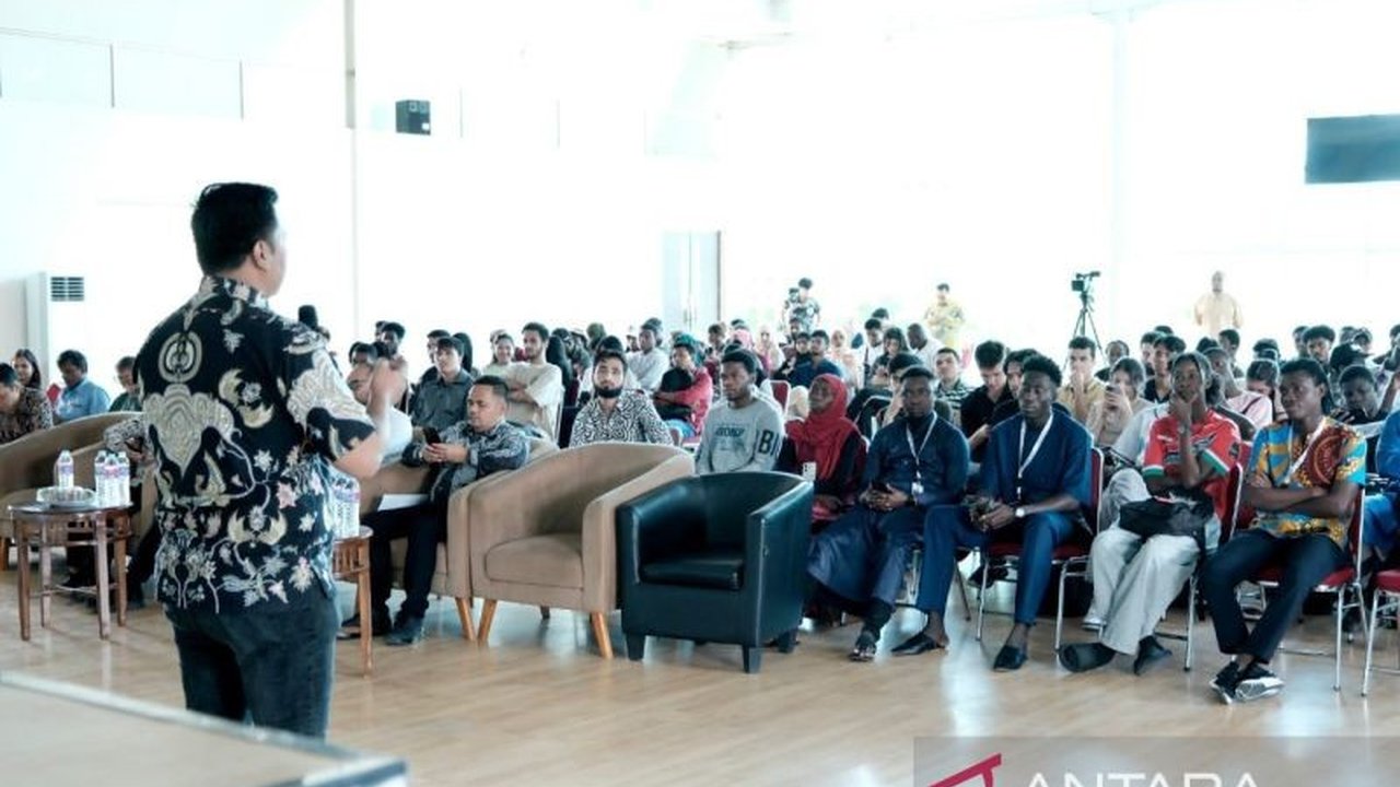 Kantor Imigrasi Sukabumi memberikan edukasi hukum keimigrasian kepada mahasiswa asing Universitas Nusa Putra untuk mencegah pelanggaran dan memastikan integrasi yang harmonis.