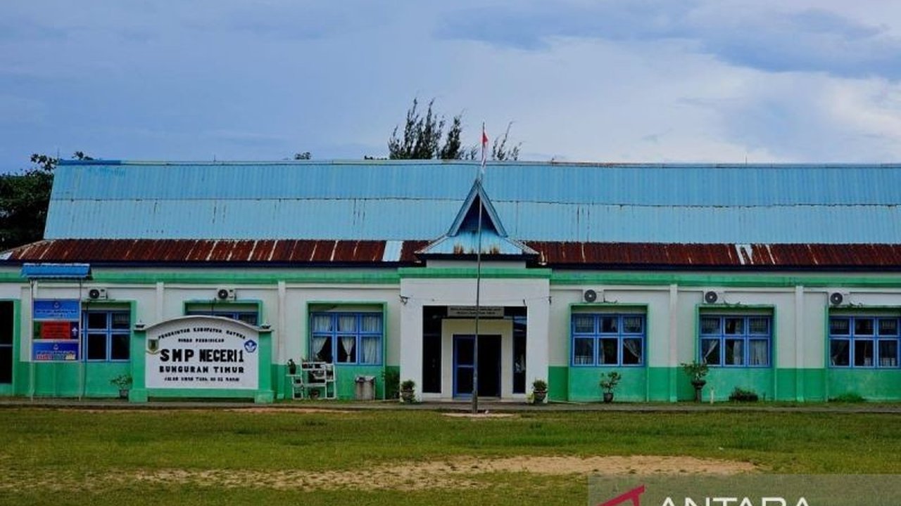 Pemerintah Kabupaten Natuna melarang pungutan biaya wisuda di sekolah-sekolah, merespon keluhan orang tua murid yang merasa terbebani biaya tambahan di luar pendidikan formal.