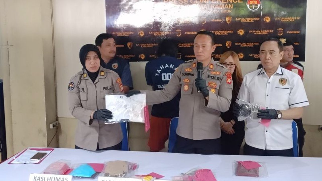 Polisi Matraman ungkap modus baru pengedaran sabu di Jaktim, yaitu melalui penjual teh manis keliling yang ditangkap bersama 113,46 gram barang bukti.