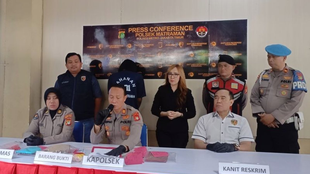 Polisi menangkap pengedar sabu seberat 113,46 gram yang dibungkus plastik klip bening di Jakarta Timur; pelaku terancam hukuman 20 tahun penjara.