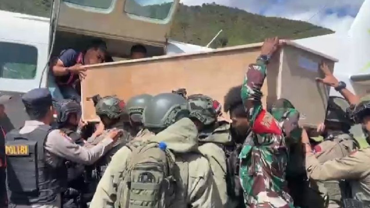 Dua anggota Brimob, Bripda Dedi Tambunan dan Bharada Raymon Rerey, gugur ditembak KKB di Puncak Jaya dan jenazahnya disemayamkan di Mako Brimob Timika sebelum dimakamkan di Serui.