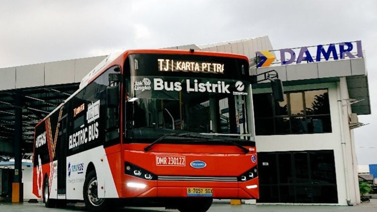 Perum Damri berkomitmen mengurangi emisi karbon dengan menambah 200 bus listrik pada 2025, sehingga total armada bus listrik mencapai 316 unit dan mendukung program pemerintah menuju net zero emission.