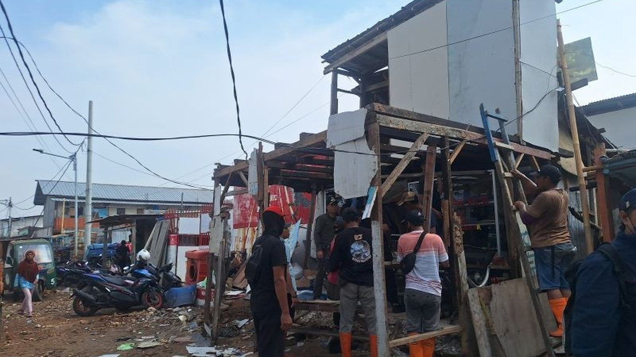 Pembangunan tanggul mitigasi rob di Pluit, Jakarta Utara, menyebabkan pembongkaran 70 rumah warga yang bangunannya melewati Garis Sempadan Bangunan (GSB).
