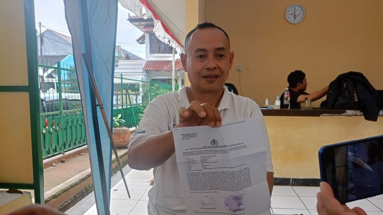 Ninuk Hadi, Ketua RW 02 Pondok Kopi, Jakarta Timur, dianiaya oleh warga karena proyek normalisasi saluran air yang menyebabkan pembongkaran tembok rumah warga.