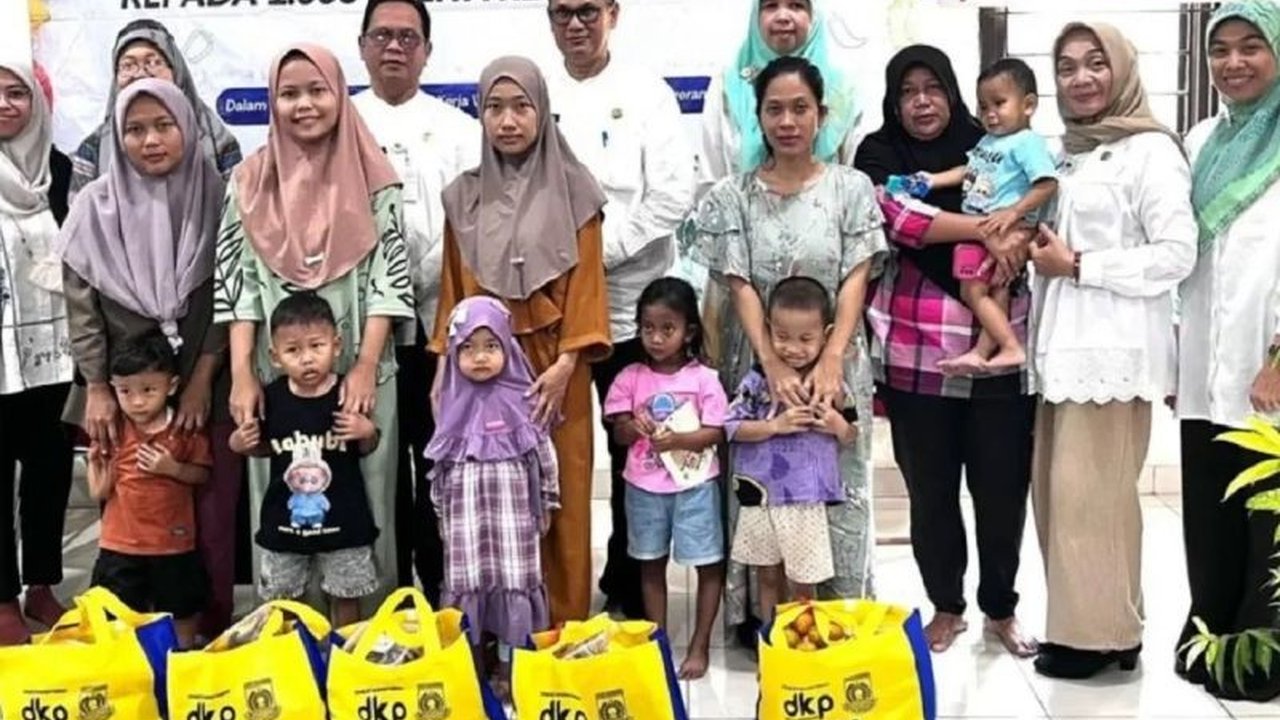 Dinas Ketahanan Pangan Kota Tangerang memberikan edukasi kepada warga tentang cara mengolah dan menyimpan makanan untuk mencegah keracunan dan meningkatkan konsumsi pangan sehat, serta menyalurkan bantuan bahan pangan bergizi kepada balita.