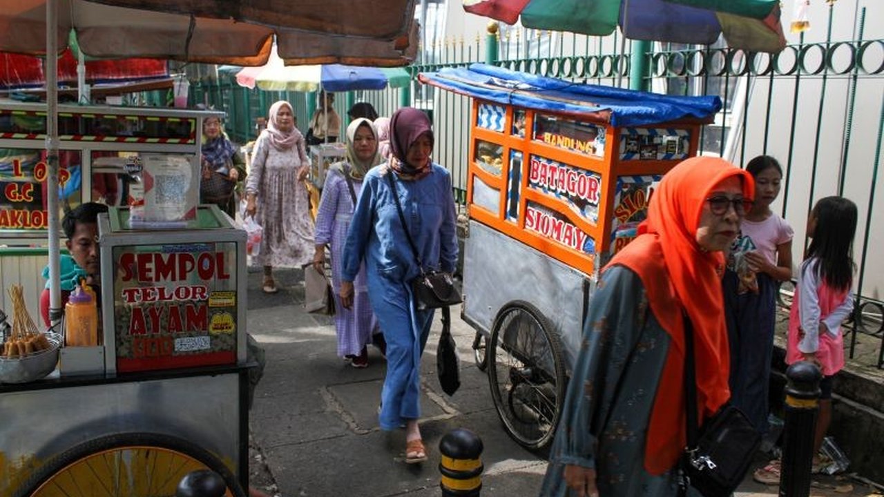 Anggota DPRD DKI Jakarta, Setyoko, mendesak peningkatan kualitas trotoar di Jakarta yang dinilai tidak ramah pejalan kaki, terutama penyandang disabilitas netra, sementara Pemprov DKI telah menyiapkan anggaran Rp329,9 miliar untuk perbaikan di tahun 2025.