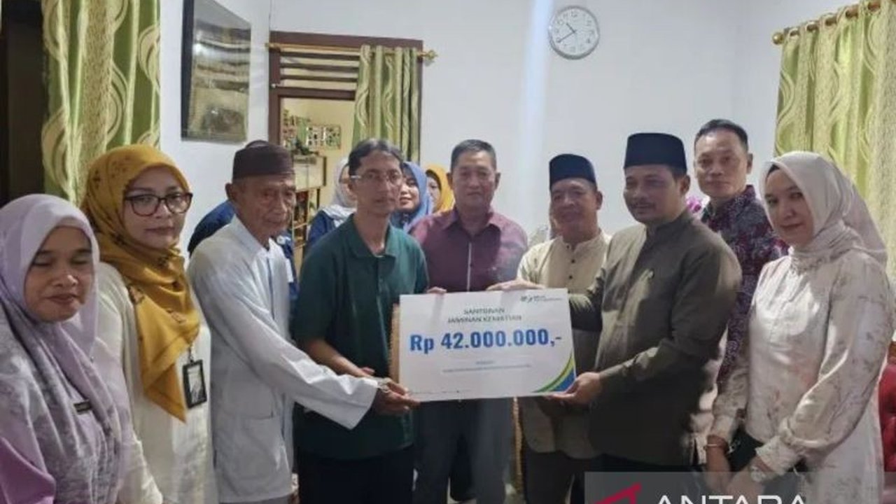 BPJamsostek Pangkalpinang menyerahkan santunan kematian sebesar Rp42 juta kepada ahli waris Kurniati, anggota Korpri Dinas Pendidikan Provinsi Kepulauan Bangka Belitung, sebagai bentuk komitmen pemerintah dalam memberikan jaminan sosial.