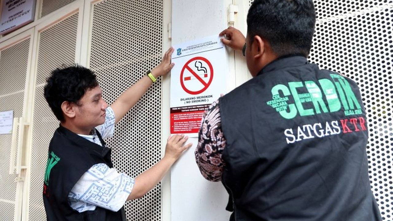 Dinas Kesehatan Surabaya intensifkan pengawasan Kawasan Tanpa Rokok (KTR) dan Kawasan Terbatas Merokok (KTM) untuk tegakkan Perda No.2/2019 dan Perwali No.19/2021, dengan sanksi tegas bagi pelanggar.