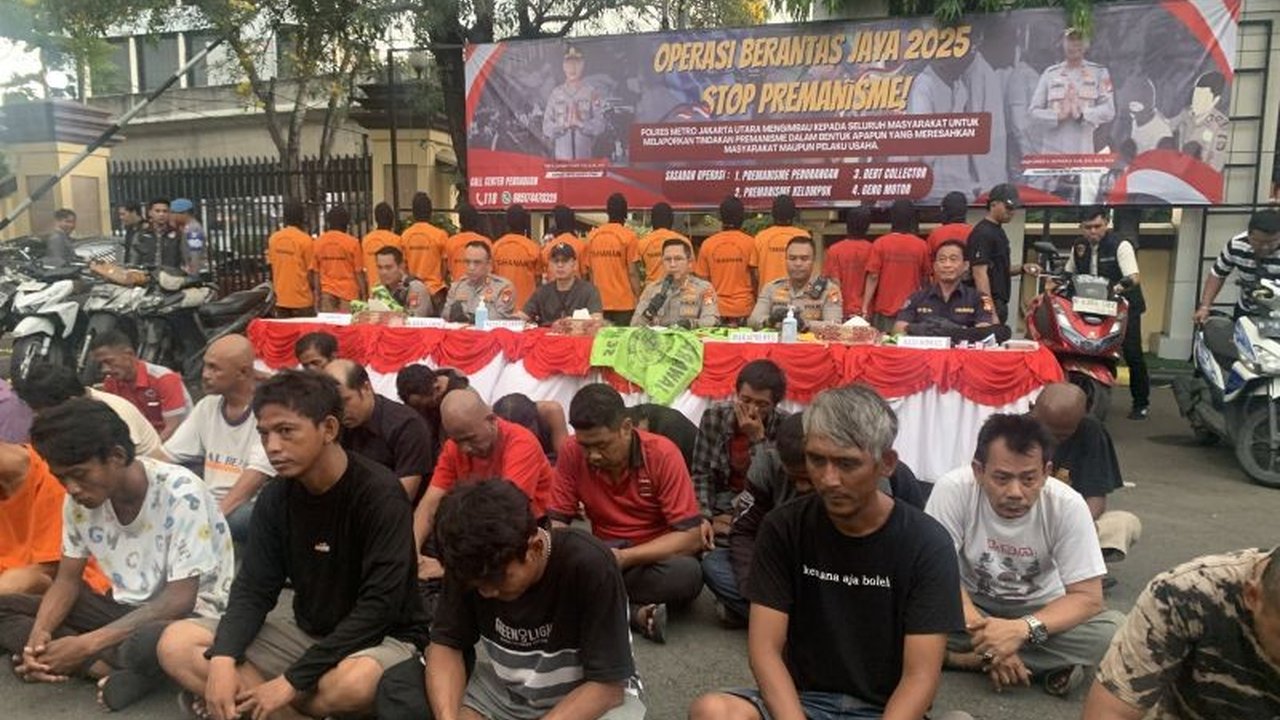 Polda Metro Jaya menangkap 19 anggota ormas yang diduga melakukan pungutan liar pengelolaan parkir liar di Wisma Atlet, Jakarta Utara, dengan omzet mencapai Rp90 juta per bulan.