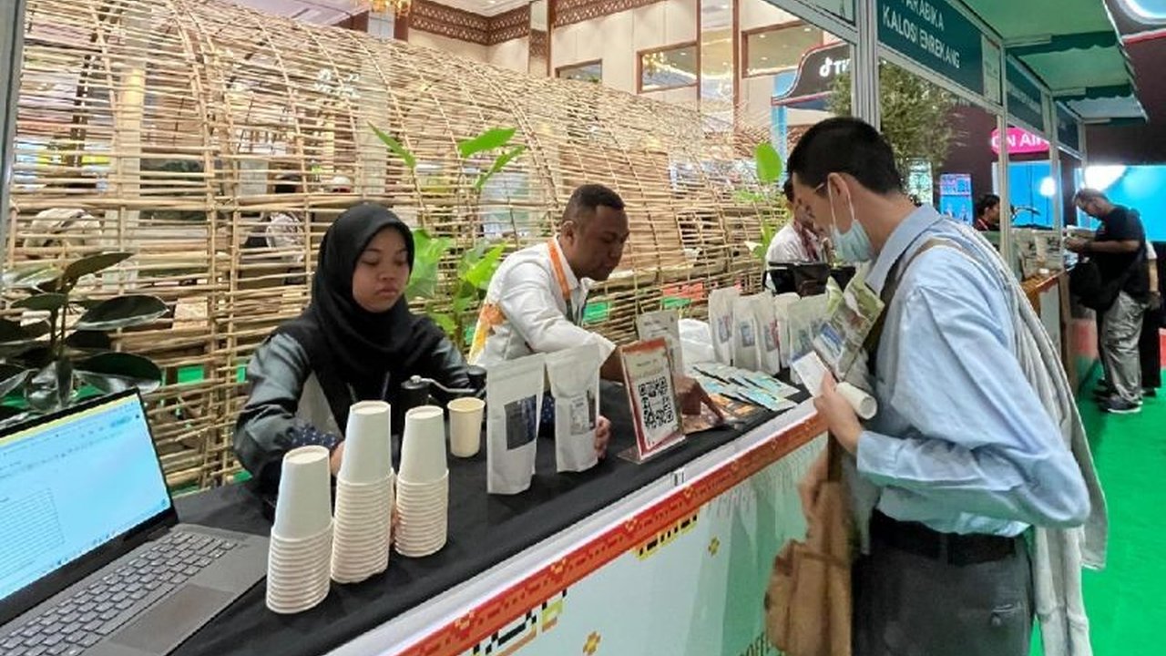 Koperasi Produsen Emas Hijau Papua sukses hadirkan dua jenis kopi unggulan dari Pegunungan Bintang dan Yahukimo di World of Coffee Jakarta 2025, menarik perhatian pembeli internasional.