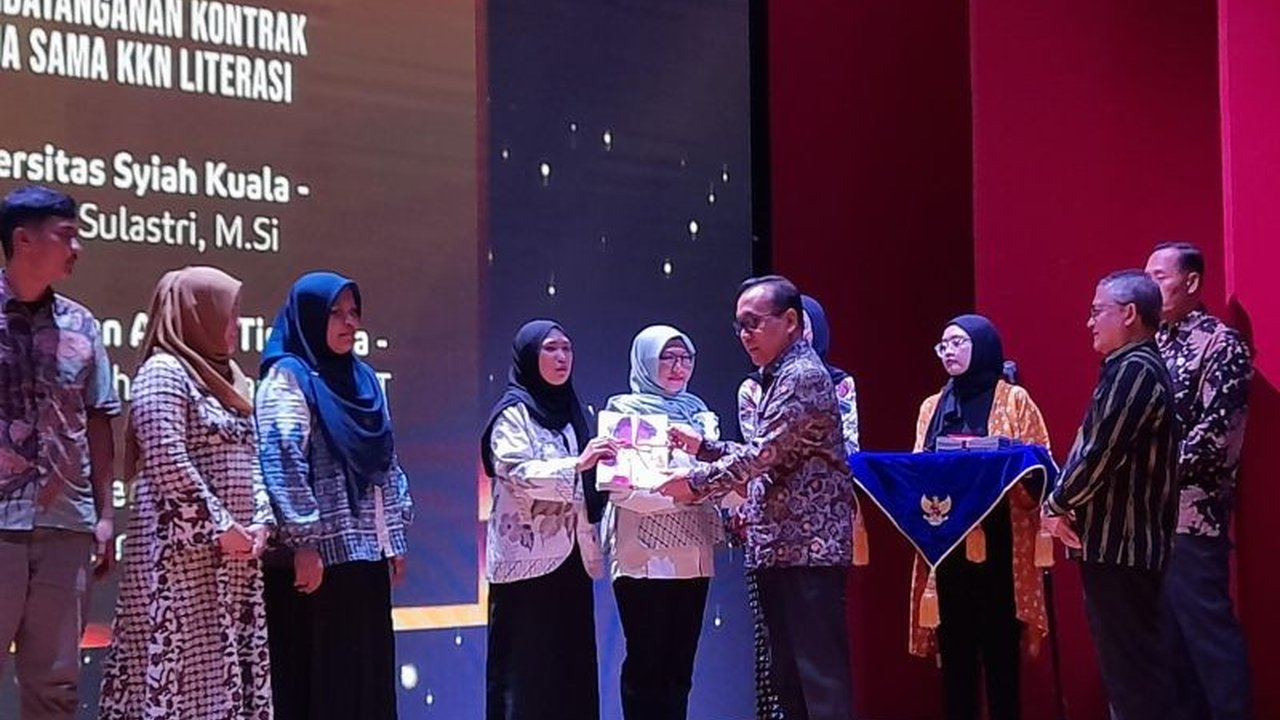 Menko PMK Pratikno mengungkapkan buku berbahasa Jawa, 