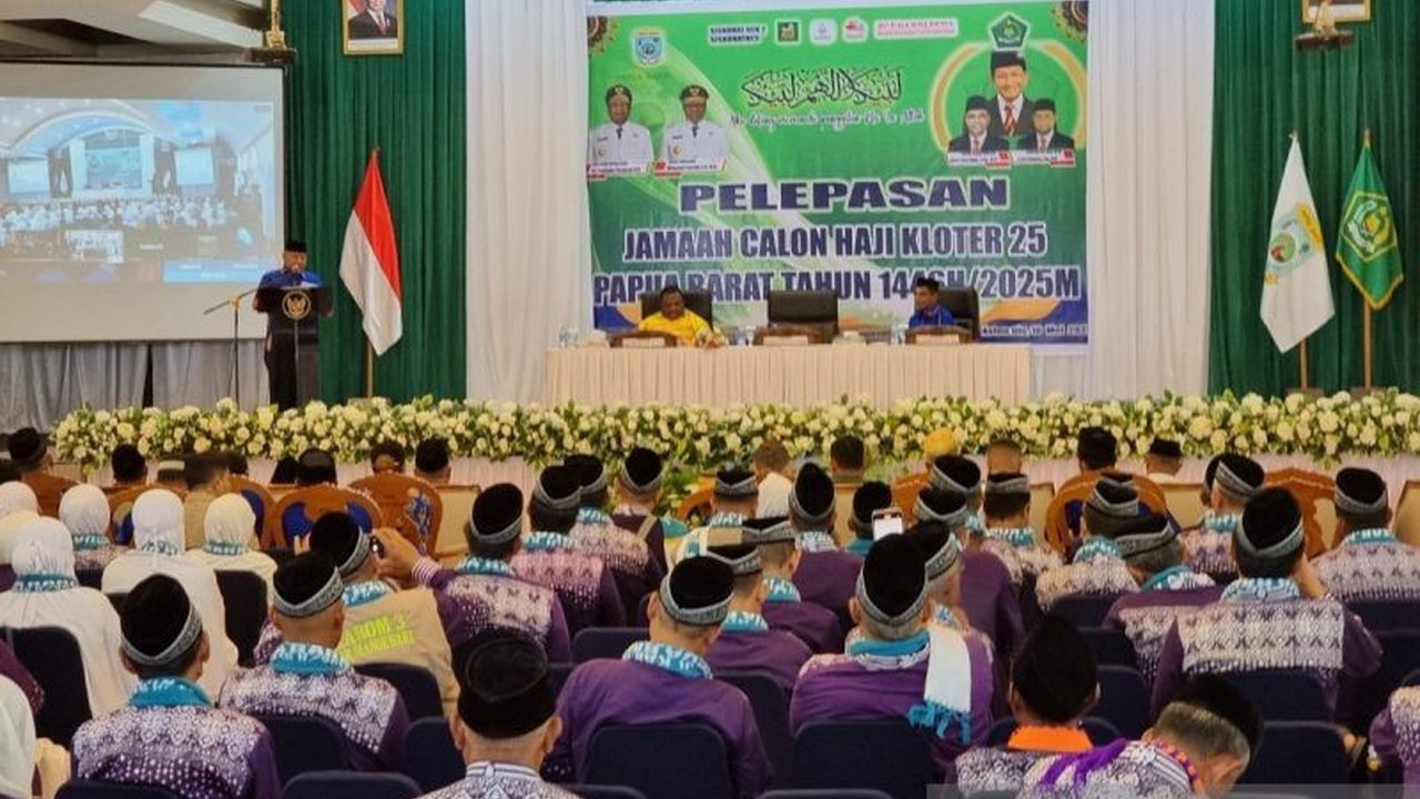 Kemenag Papua Barat memberangkatkan 393 calon haji dalam kloter 25 menuju Tanah Suci, dengan Gubernur dan Kemenag berharap mereka dapat menunaikan ibadah haji dengan sempurna dan menjadi duta yang baik.