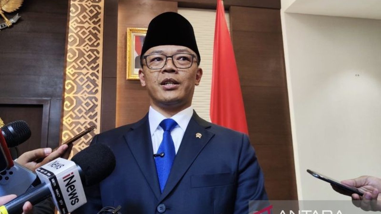 Menteri Luar Negeri RI mengungkapkan rencana kunjungan Perdana Menteri China Li Qiang ke Jakarta sebelum kunjungan Presiden Prancis Emmanuel Macron pada Mei 2025, untuk bertemu Presiden Prabowo Subianto.