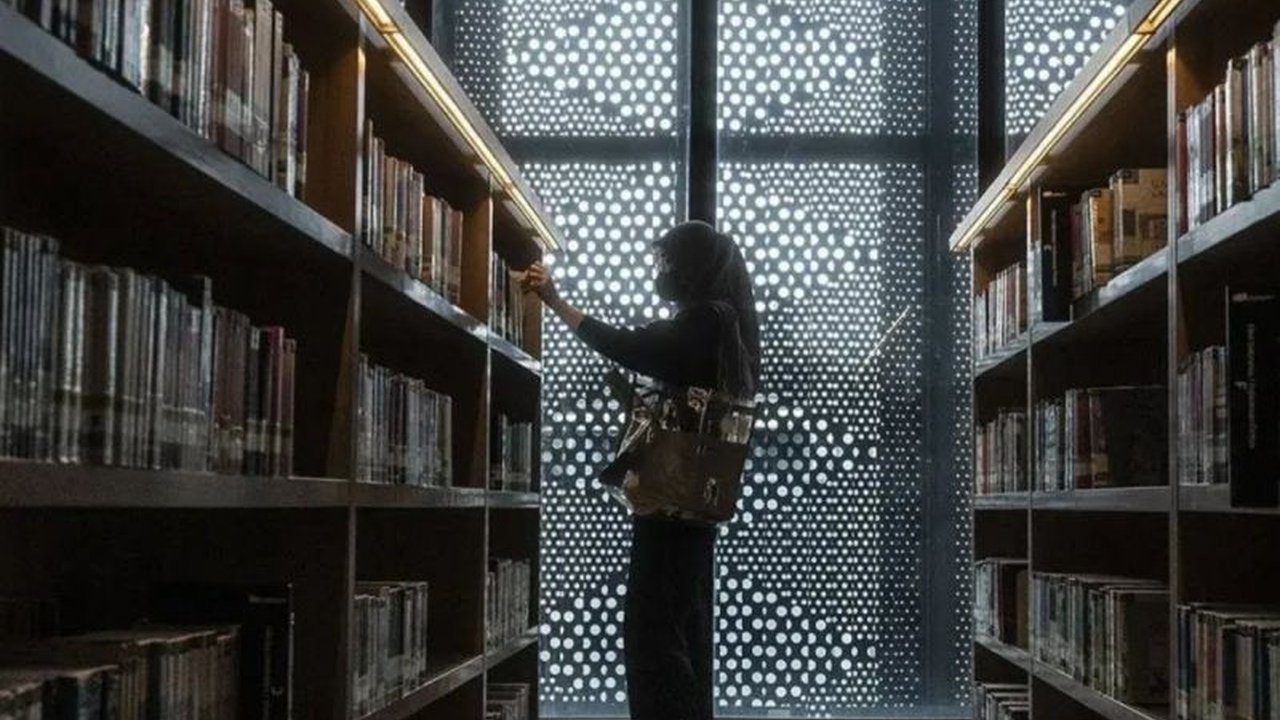 Perpanjangan jam operasional perpustakaan di DKI Jakarta hingga pukul 22.00 WIB berdampak signifikan terhadap peningkatan jumlah pengunjung, mencapai 53 persen.