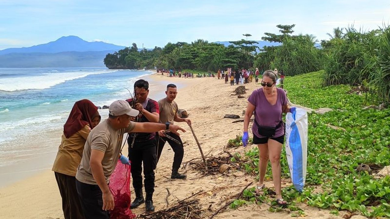 Kepolisian Resor Pesisir Barat bersama masyarakat, pelajar, dan wisatawan asing bergotong royong membersihkan sampah di Pantai Labuhan Jukung, menjaga keindahan dan kebersihan destinasi wisata andalan.