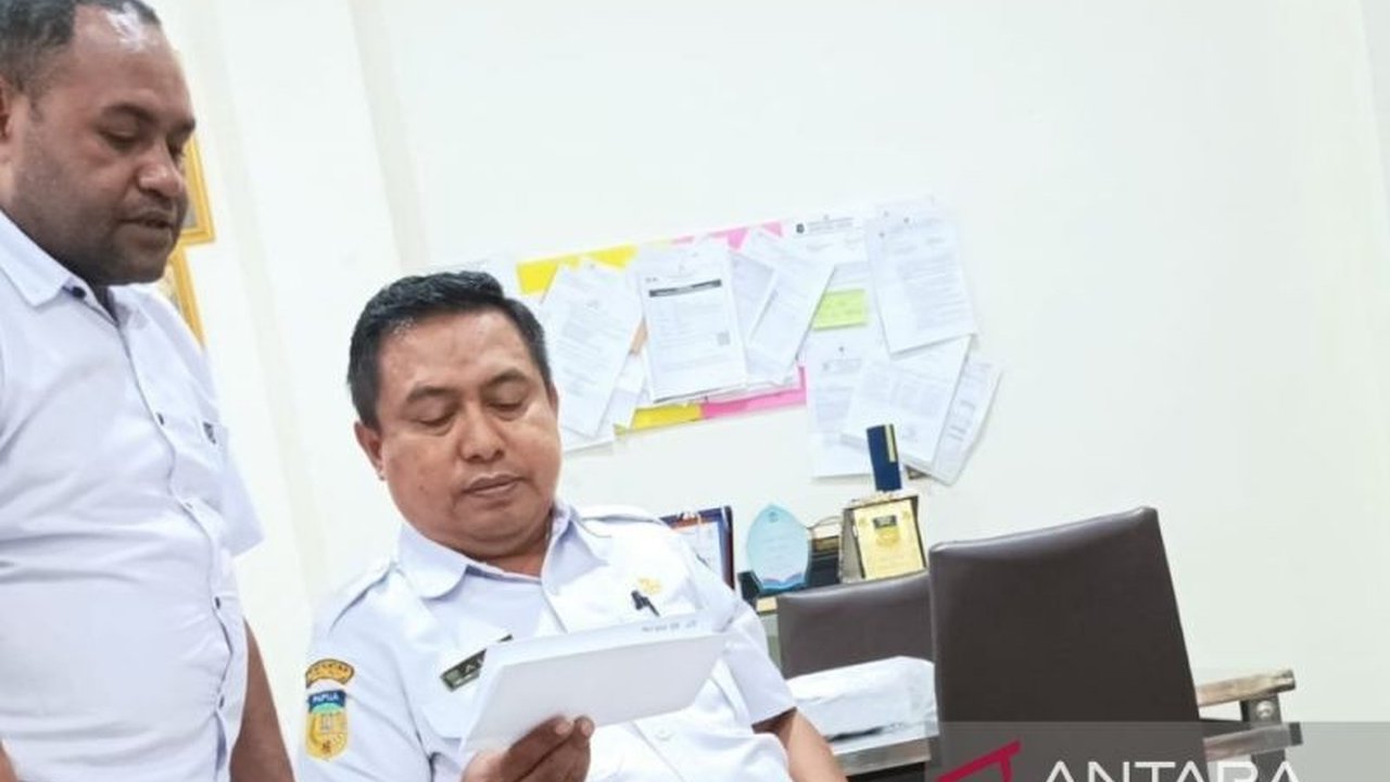 Pemerintah Kabupaten Supiori, Papua, telah menyalurkan gaji ke-13 kepada 3.191 ASN dengan total anggaran Rp11,3 miliar, sebagai bentuk peningkatan kesejahteraan pegawai dan dukungan untuk tahun ajaran baru.
