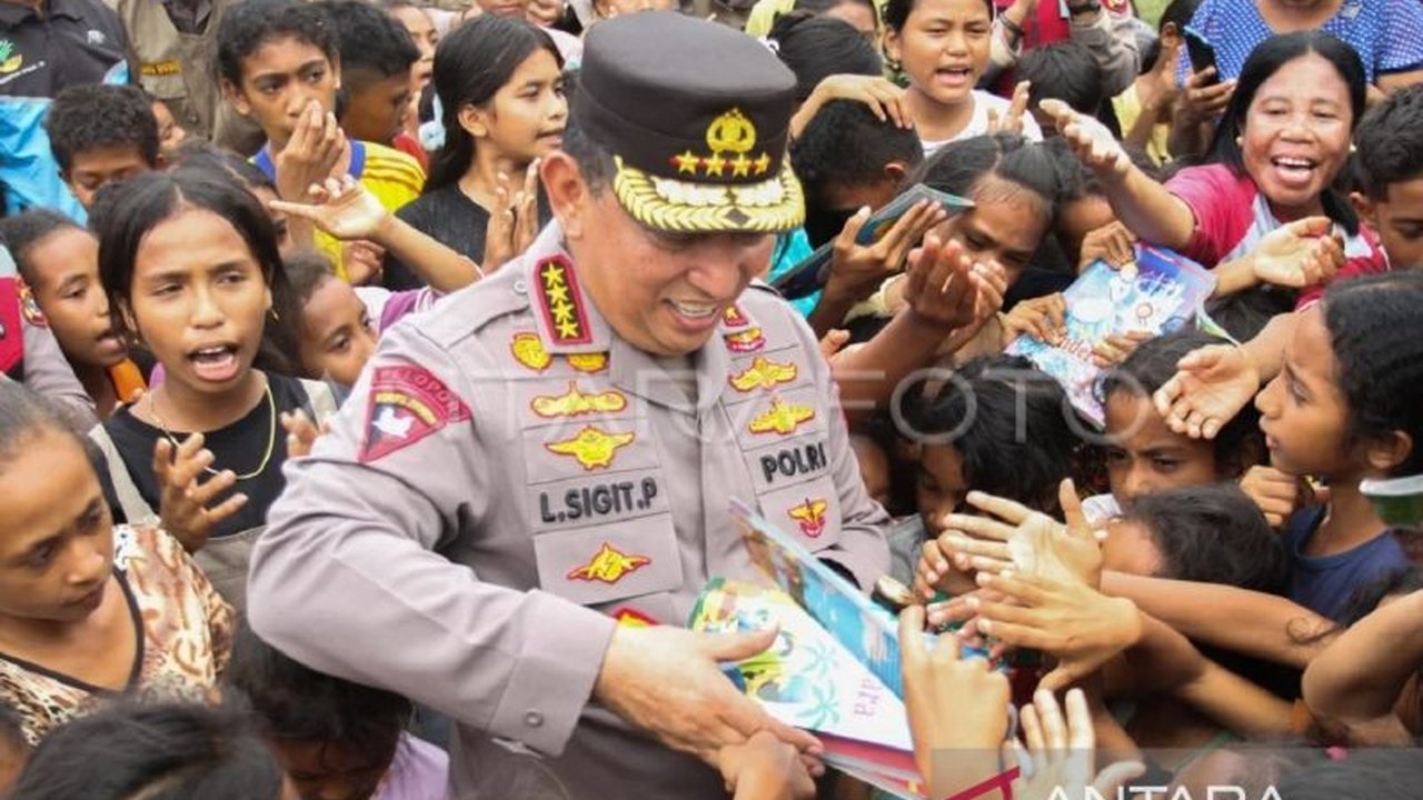 Jenderal Listyo Sigit Prabowo mengunjungi Samarinda untuk meresmikan pembangunan asrama polisi dan memberikan bantuan sosial kepada masyarakat.