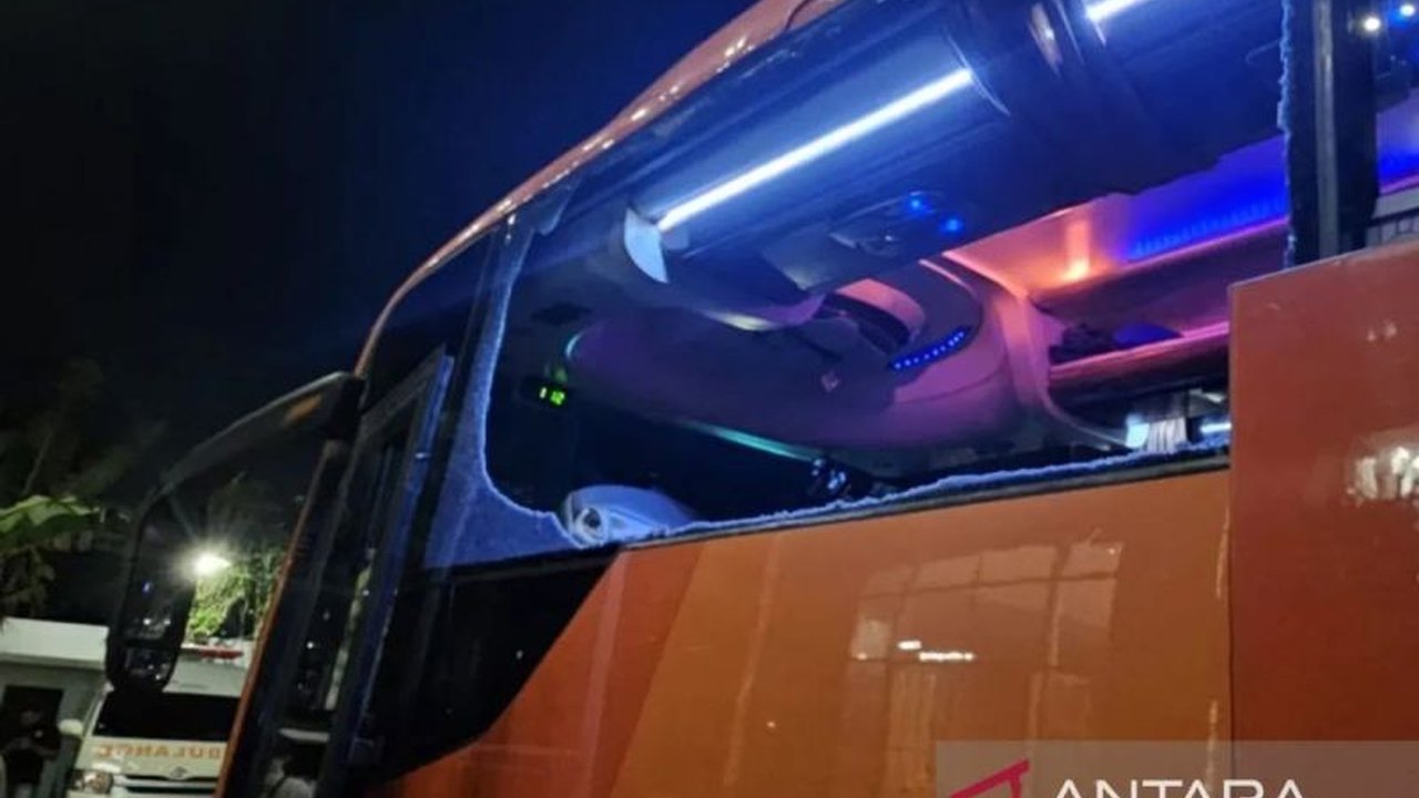 Kepolisian Resor Malang telah memeriksa 15 saksi terkait pelemparan bus Persik Kediri usai laga melawan Arema FC, termasuk sopir, koordinator lapangan, suporter, dan media officer tim.