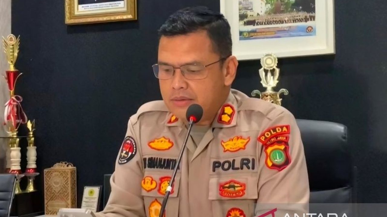 Polda Metro Jaya tengah menyelidiki akun Facebook 'Fantasi Sedarah' yang menyebarkan konten inses dan telah dihapus oleh Meta, menimbulkan kecaman dari berbagai pihak termasuk DPR RI.