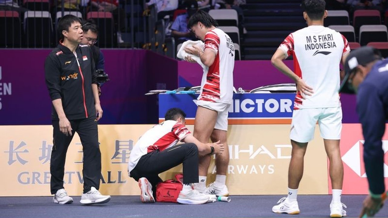 Daniel Marthin raih kemenangan atas Denmark di Piala Sudirman 2025 bersama Fikri, namun alami cedera lutut usai pertandingan. Indonesia menang 4-1.