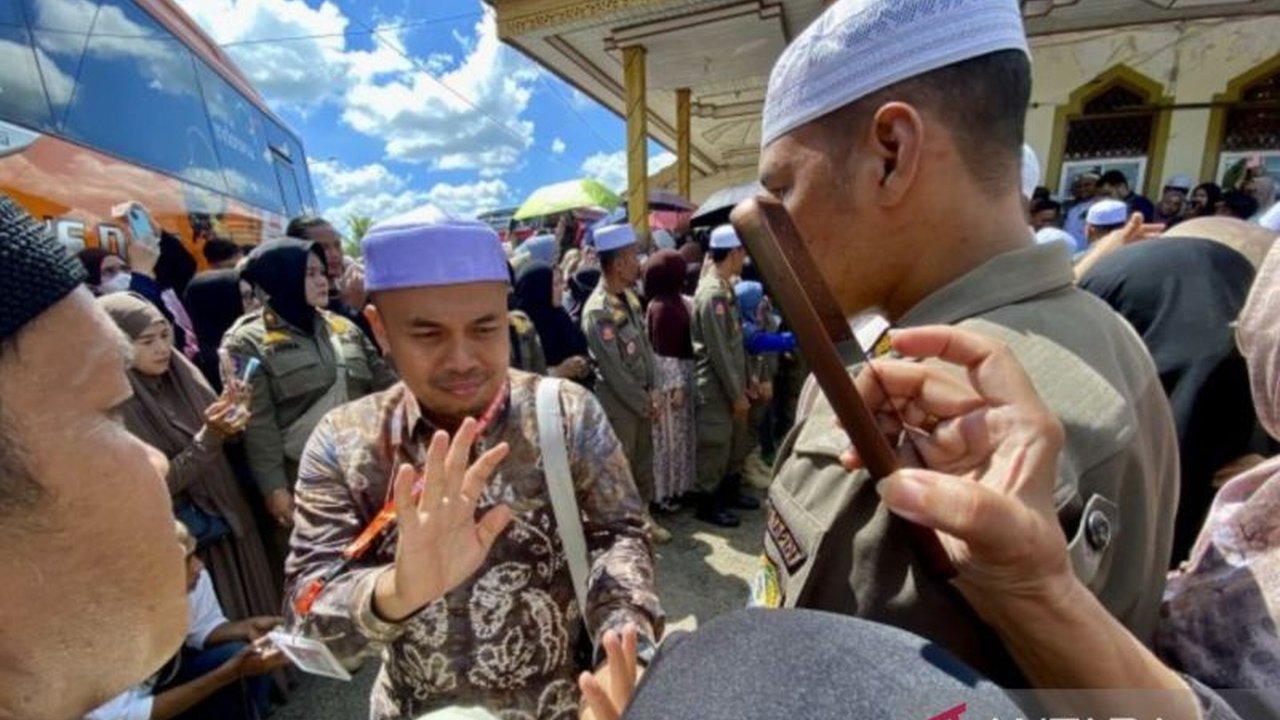 Ratusan calon haji asal Tapin, Kalimantan Selatan, diberangkatkan menuju Asrama Haji Banjarbaru, menandai dimulainya perjalanan suci mereka ke Tanah Suci pada musim haji 2025.