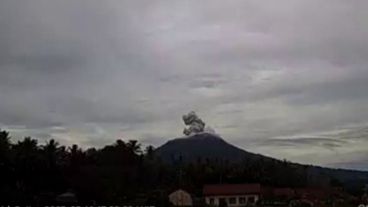 Gunung Ibu di Halmahera Barat, Maluku Utara, mengalami lima kali erupsi berturut-turut pada Jumat, 16 Mei 2024, dengan kolom abu mencapai 600 meter dari puncak.