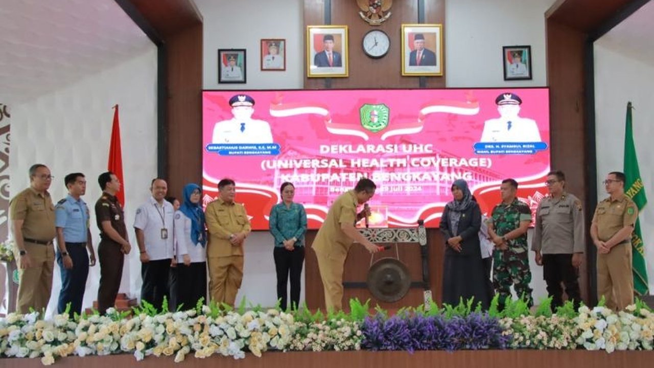 Kabupaten Bengkayang, Kalimantan Barat, telah mencapai cakupan kepesertaan Jaminan Kesehatan Nasional (JKN) sebesar 98,08 persen, namun Bupati Bengkayang berkomitmen untuk meningkatkannya hingga 100 persen dan meningkatkan layanan kesehatan bagi warganya.