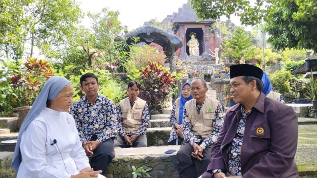 Kaliber 99 di Lumajang, Jawa Timur, menjadi contoh nyata moderasi beragama melalui program-program inovatif yang mengintegrasikan literasi keagamaan dengan pemberdayaan ekonomi dan sosial lintas iman.
