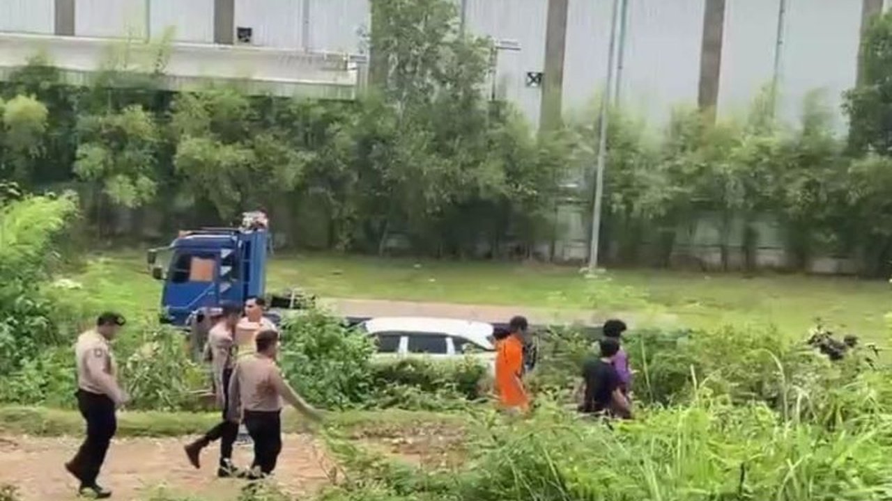Polres Metro Bekasi berhasil menangkap enam preman yang melakukan pemerasan terhadap sopir truk di kawasan industri Cikarang, Jawa Barat, sebagai bagian dari Operasi Berantas Jaya 2025.