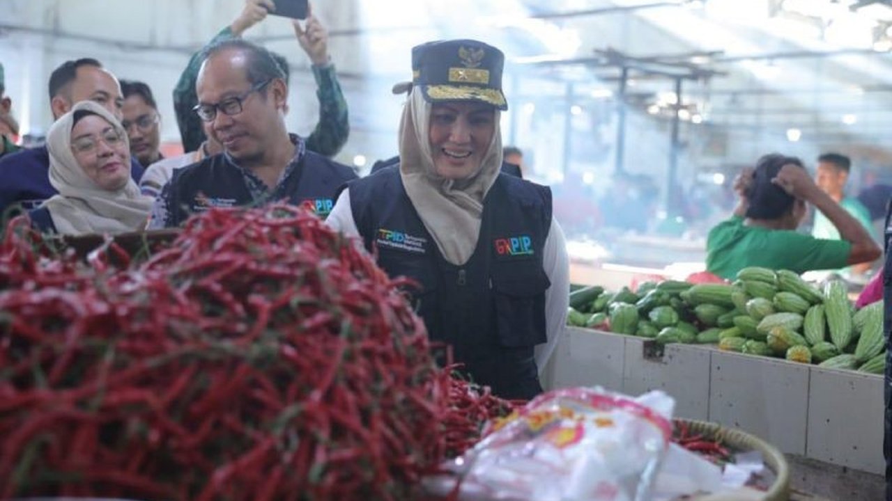 Wakil Gubernur Kepulauan Bangka Belitung memastikan stok sembako di Kabupaten Bangka stabil, namun daya beli masyarakat menurun, sehingga dibutuhkan upaya peningkatan perekonomian daerah.
