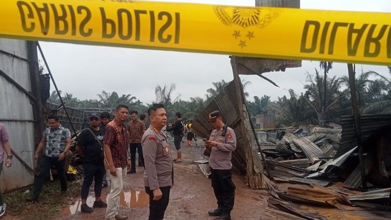 Kebakaran hebat melanda gudang minyak solar diduga ilegal di Jambi, mengakibatkan kerugian besar dan menimbulkan pertanyaan seputar pengawasan perizinan usaha BBM.