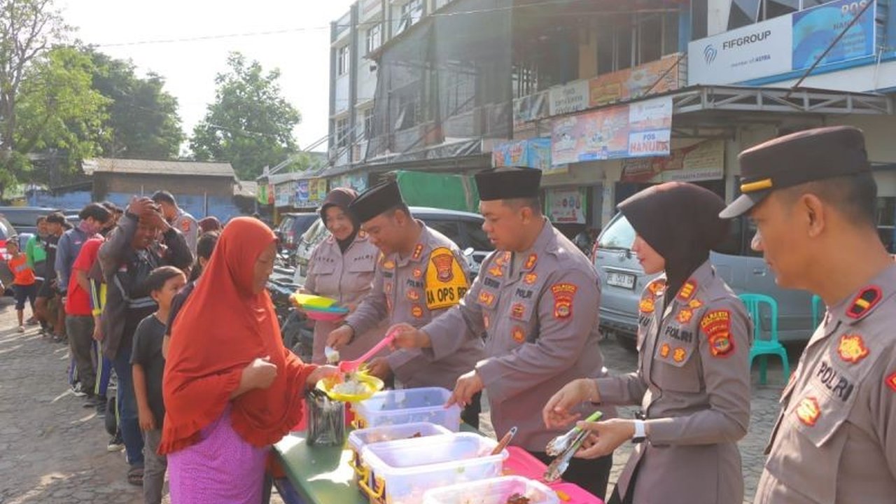Polresta Bandarlampung menebar kebaikan dengan membagikan 200 porsi makanan bergizi gratis kepada warga sekitar Jalan RE Martadinata, sebagai wujud kepedulian sosial dan mempererat hubungan polisi-masyarakat.