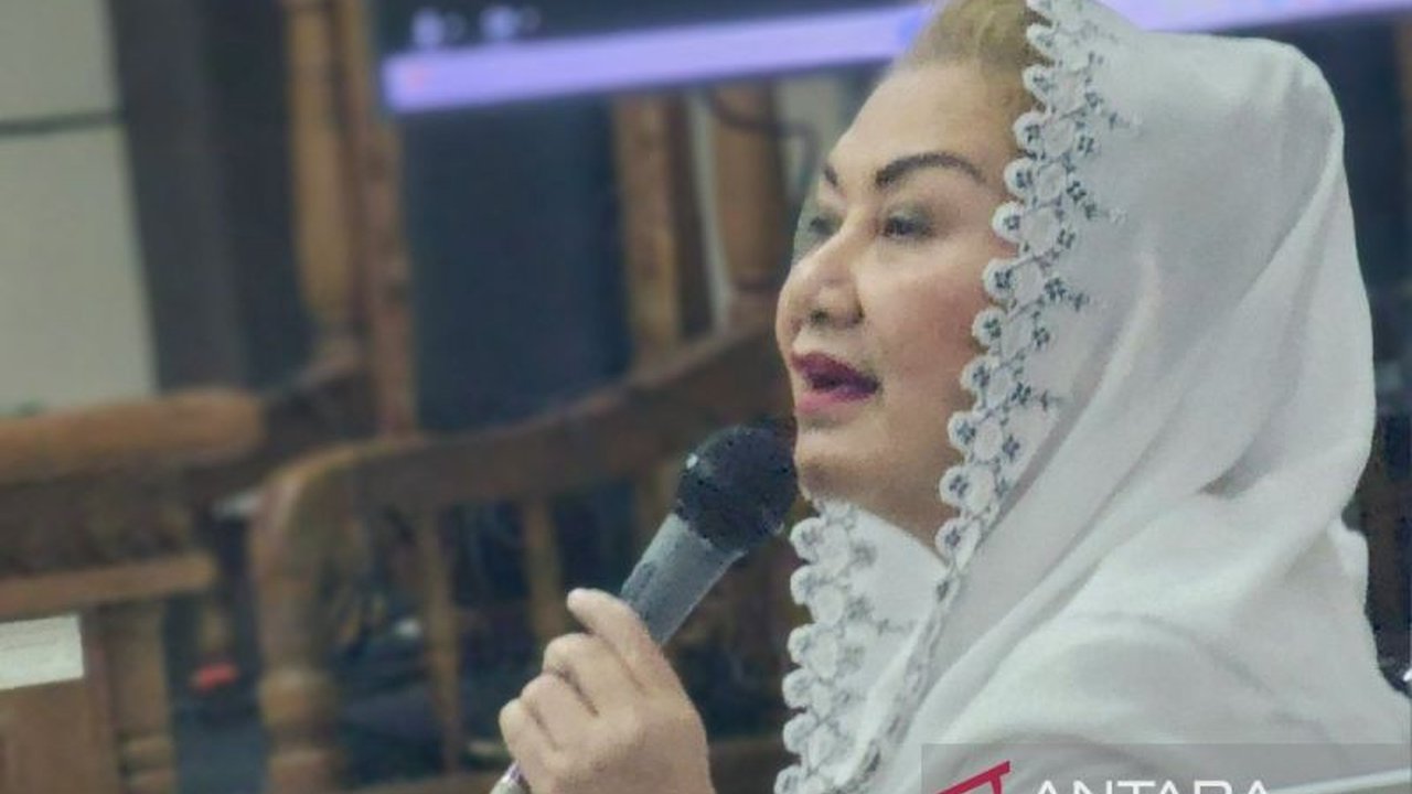 Mantan Wali Kota Semarang, Hevearita G. Rahayu, dan suaminya, Alwin Basri, diperiksa sebagai saksi kasus dugaan suap proyek pengadaan meja dan kursi SD senilai Rp20 miliar di Semarang.