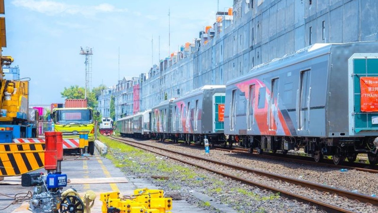 PT Pelindo Solusi Logistik (SPSL) berhasil selesaikan mobilisasi 60 gerbong KRL PT Kereta Commuter Indonesia (KCI) dari China,  menunjukkan komitmen dalam mendukung pengembangan transportasi publik di Indonesia.