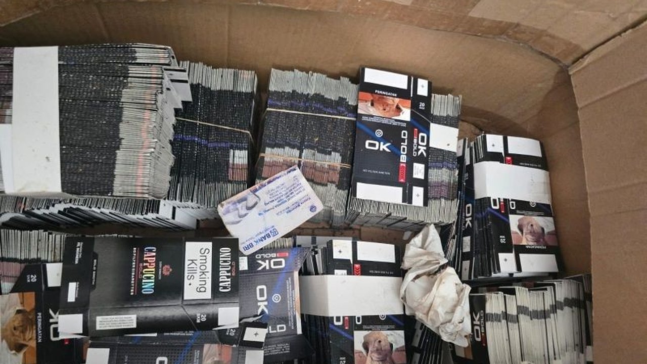 Bea Cukai menetapkan Manajer Arema FC, WDA, sebagai tersangka kasus peredaran rokok ilegal setelah penindakan 800.000 batang rokok ilegal dari pabrik yang ia tanggung jawab.