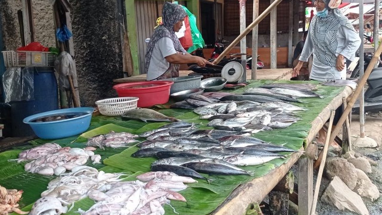 Produksi ikan tangkap nelayan di Lebak, Banten, ditargetkan meningkat hingga 10.000 ton pada tahun 2025, berkat bantuan sarana dan pelatihan.