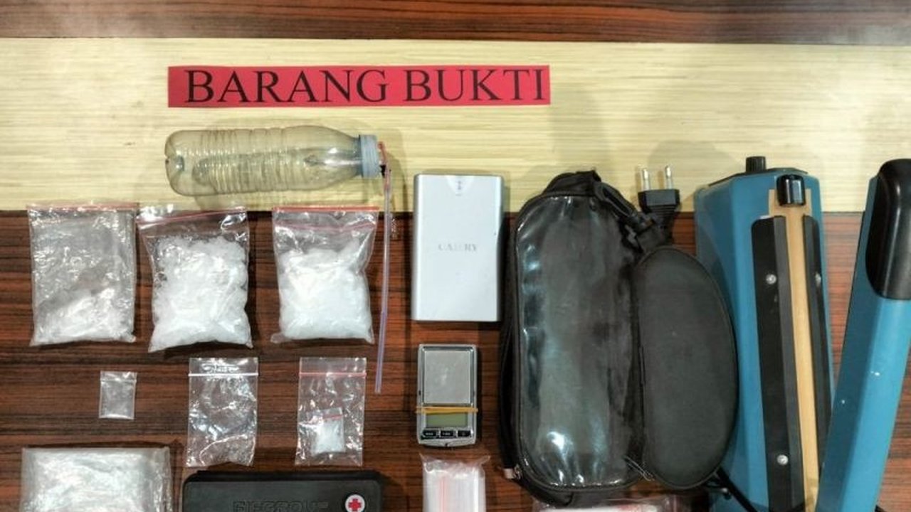 Polres Kolaka, Sulawesi Tenggara berhasil menangkap dua pengedar sabu di Kecamatan Wundulako saat mereka tengah mengonsumsi barang haram tersebut.