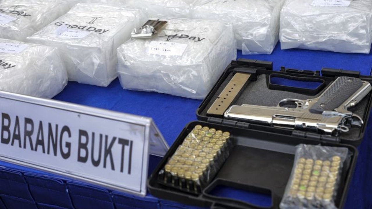 TNI Angkatan Laut berhasil menggagalkan penyelundupan 1,2 ton kokain dan 705 kilogram sabu dari kapal ikan asing berbendera Thailand di perairan Karimun, Kepulauan Riau.