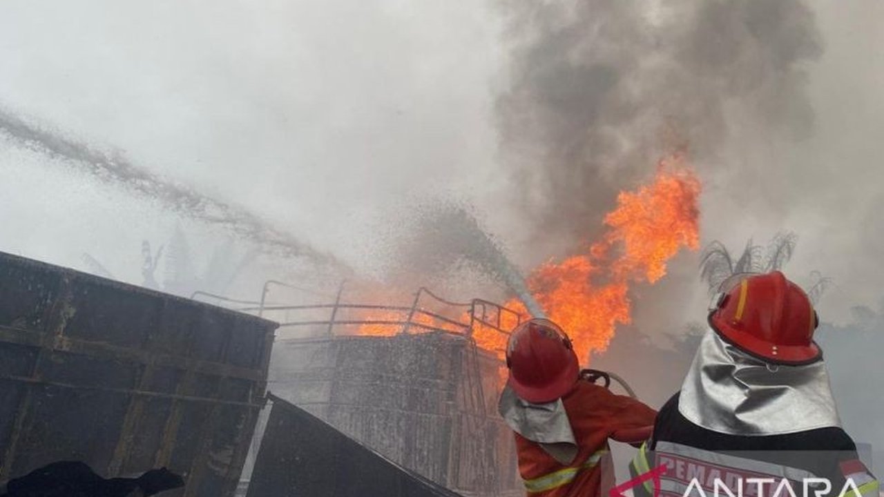 Kebakaran hebat melanda gudang BBM di Kelurahan Payo Selincah, Paal Merah, Kota Jambi, dan berhasil dipadamkan setelah hampir dua jam upaya pemadaman oleh 70 personel Damkar.