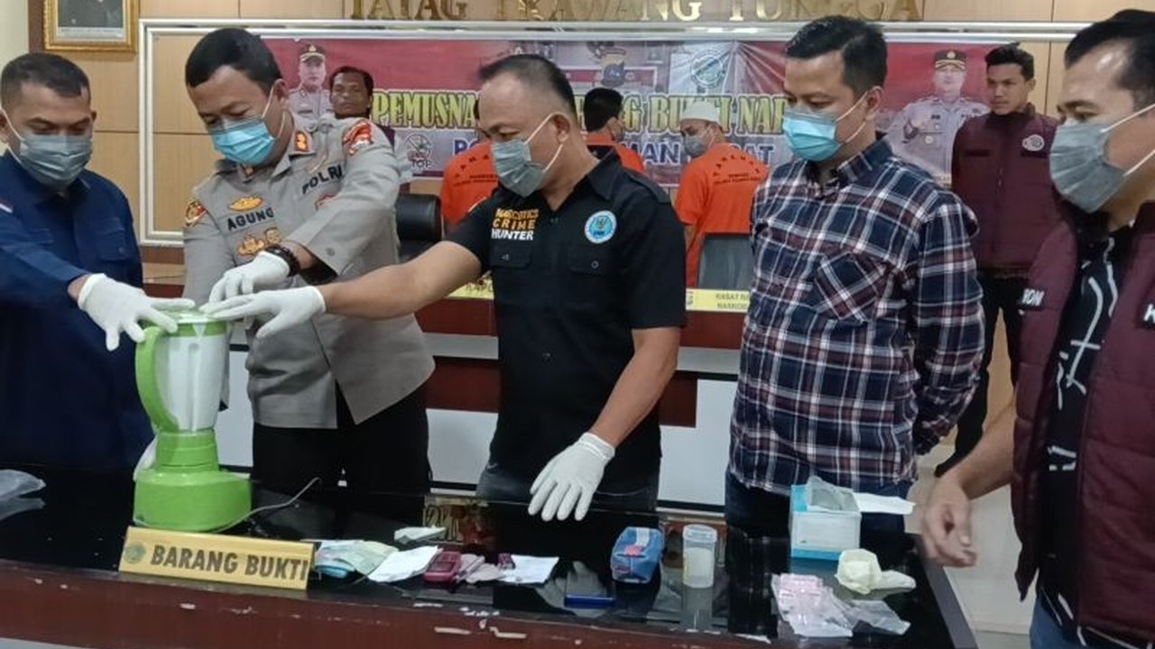 Kepolisian Resor Pasaman Barat memusnahkan barang bukti 241,91 gram sabu dari tersangka MDS yang ditangkap di Ranah Batahan, terancam hukuman mati.