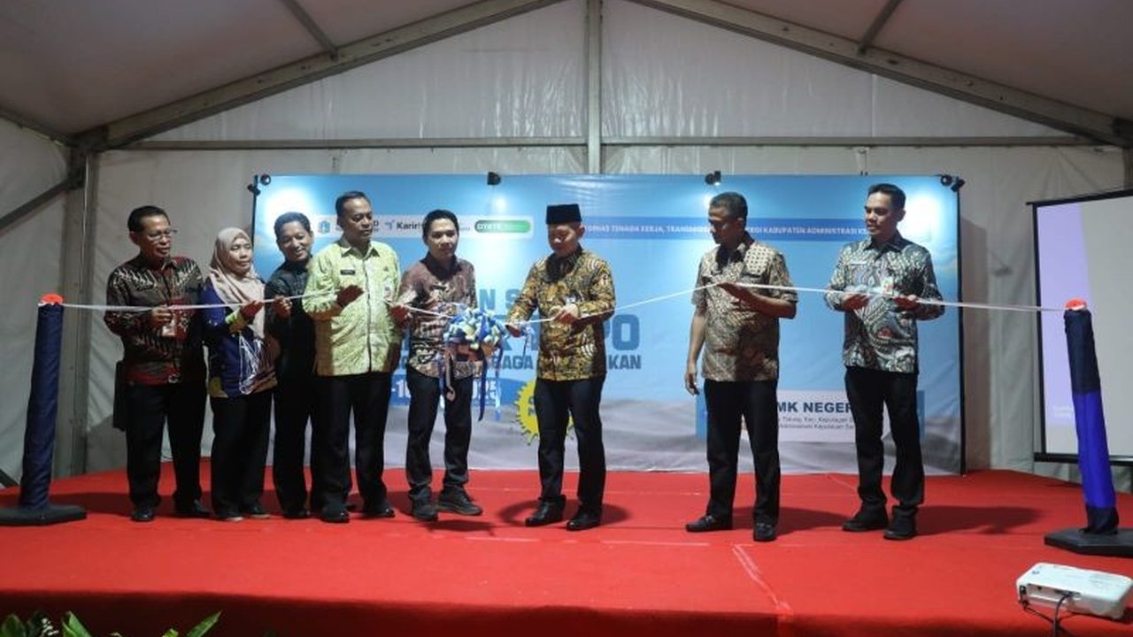 Pemerintah Kabupaten Kepulauan Seribu menyediakan layanan kapal gratis bagi pencari kerja di pulau-pulau untuk menghadiri bursa kerja di Pulau Tidung, menawarkan 1.272 lowongan pekerjaan dari 15 perusahaan.