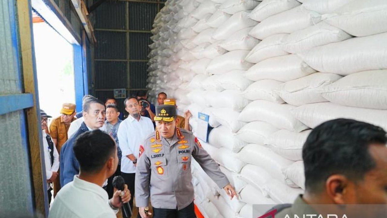 Kapolri Jenderal Listyo Sigit Prabowo dan Mentan Amran Sulaiman meninjau Gudang Bulog di Sulsel untuk memastikan stok pangan dalam rangka mendukung program ketahanan pangan nasional.
